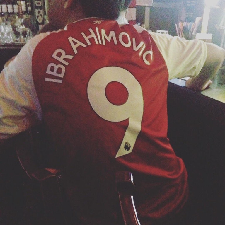 วิเคราะห์บอล ทีเด็ดบอล - แบบนี้ก็ได้หรอ!แฟนปืน-สกรีนชื่อซลาตันลงเสื้อเฉย